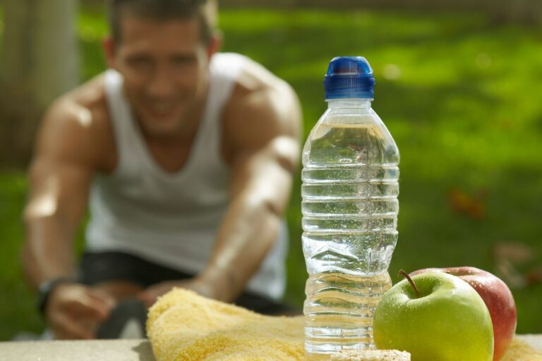 A alimentação adequada é fundamental para a promoção do desempenho físico e recuperação muscular, além de contribuir para a prevenção de lesões e doenças relacionadas com o exercício físico.